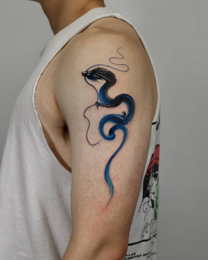 акварельная тату синего дракона на плече