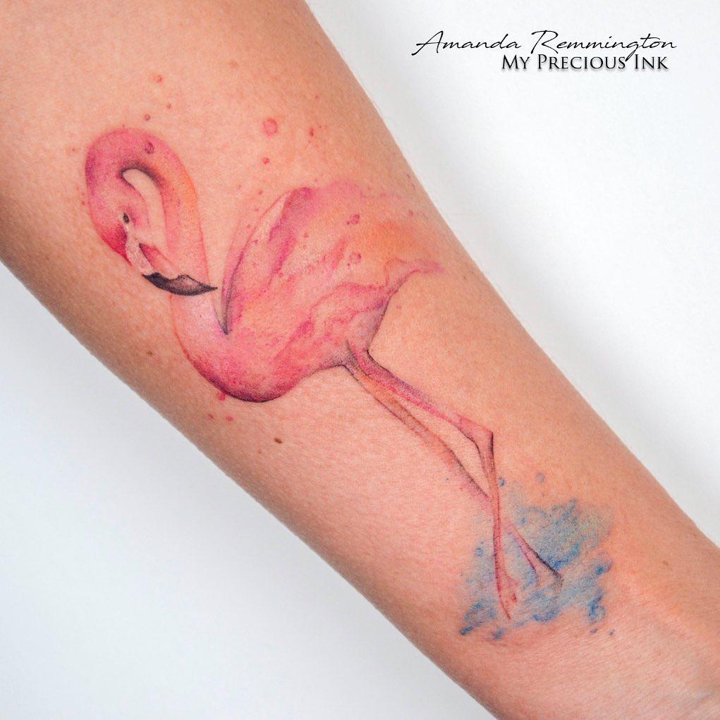 Akwarela tatuaż przedstawiający flaminga chodzącego po wodzie