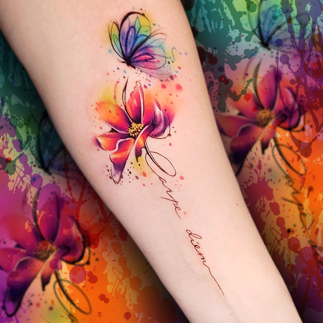 Akwarelowy tatuaż przedstawiający kwiat hibiskusa w czerwonej palecie z czarną cienką linią na rufie i wielokolorowym motylem nad kwiatem
