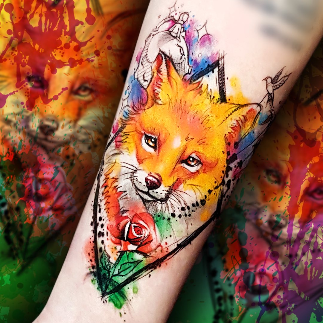 Akwarelowy tatuaż przedstawiający gorącego pomarańczowego lisa z różą w czarnym rombie