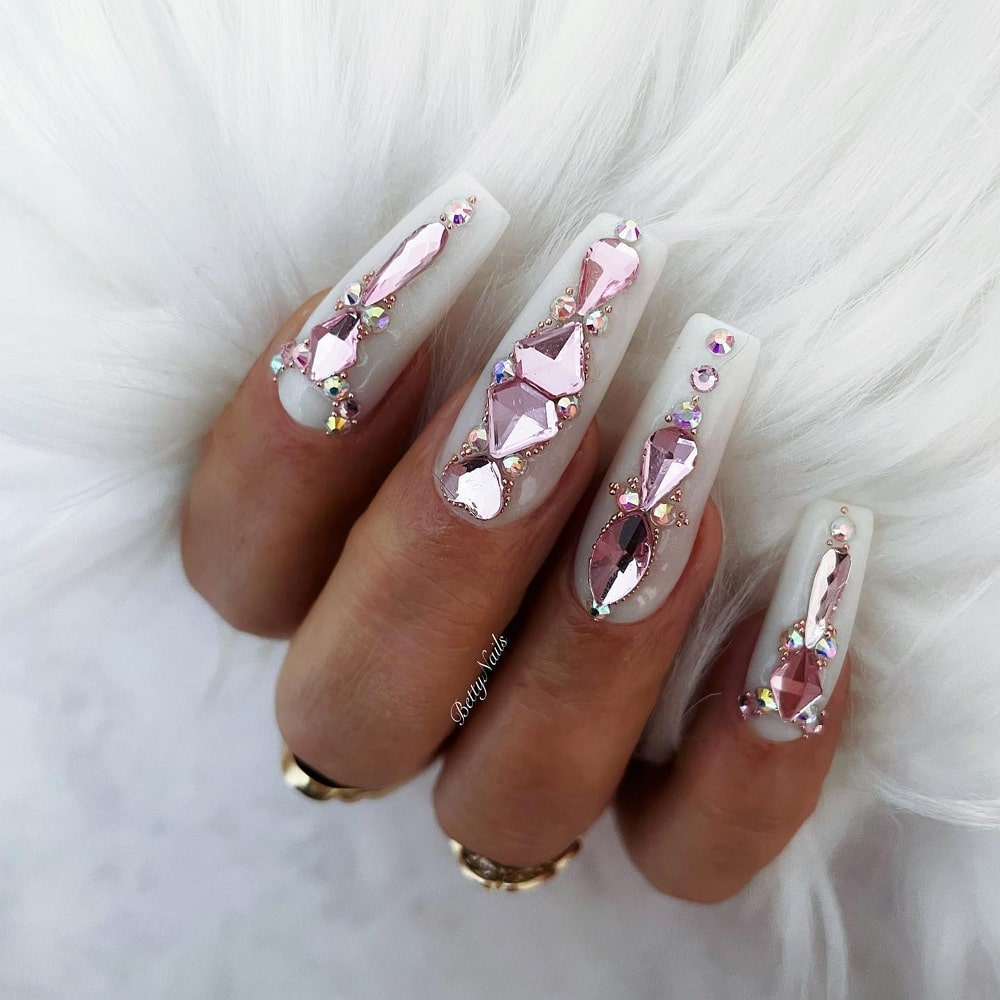 белые ногти с розовыми камнями