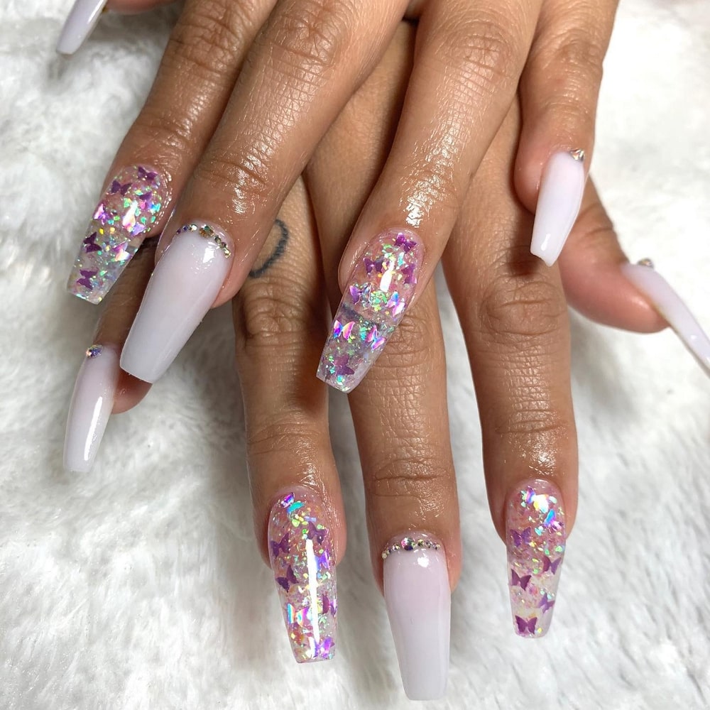 белые ногти с розовыми блестками