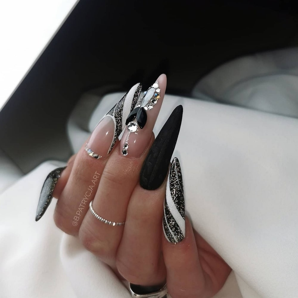 Белые миндальные ногти с черными кристаллами