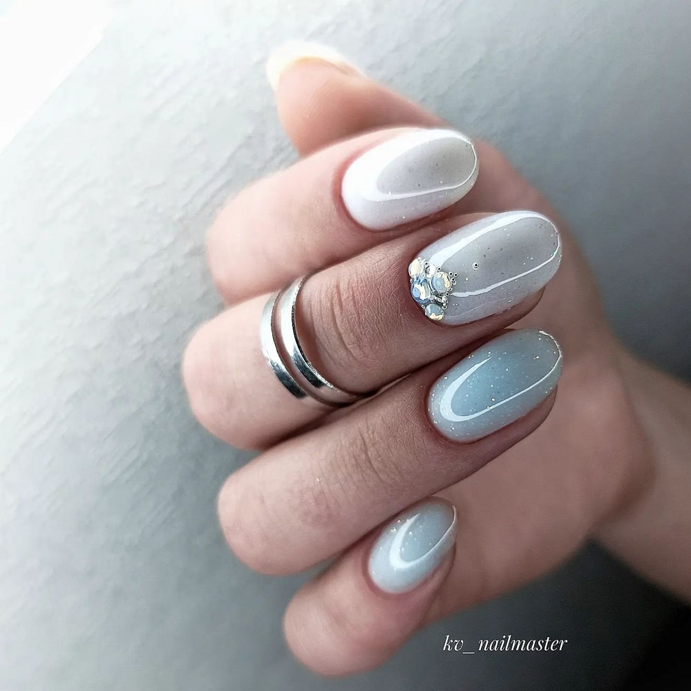 белые ногти с элегантными камнями