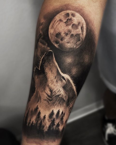 Wilk wyjący do tatuażu na Księżycu