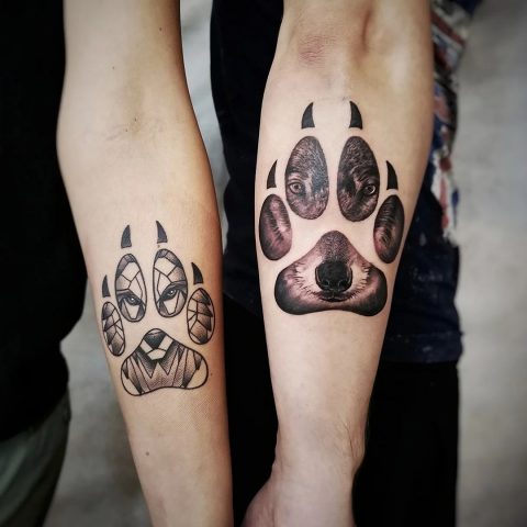 Tatuaż z nadrukiem łapy wilka