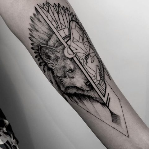 Tattoo eines indianischen Wolfes auf dem Unterarm