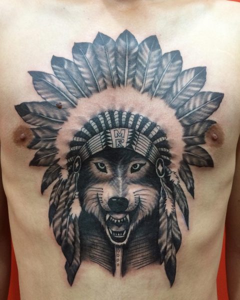 Tatuaż indiańskiego wilka na piersi