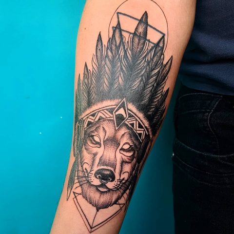 Tatuaż indiańskiego wilka z piórami