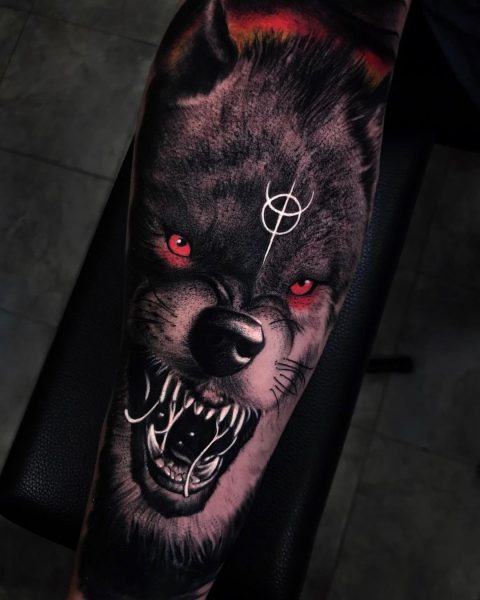 Badass tatuaż z czerwonym i czarnym wilkiem