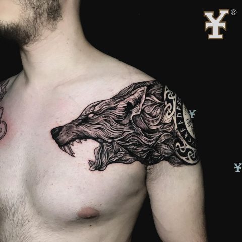 Tatuaż Nordic Wolf na klatce piersiowej
