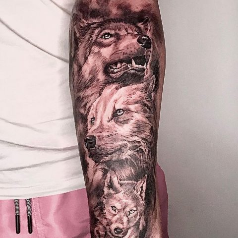Wolfsrudel-Familien-Tattoo auf der Hand