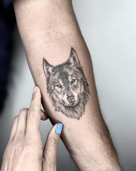 Tatuaż z głową wilka na dłoni dla dziewczynki