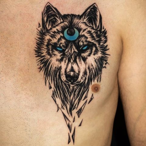 Tatuaż głowy wilka na klatce piersiowej