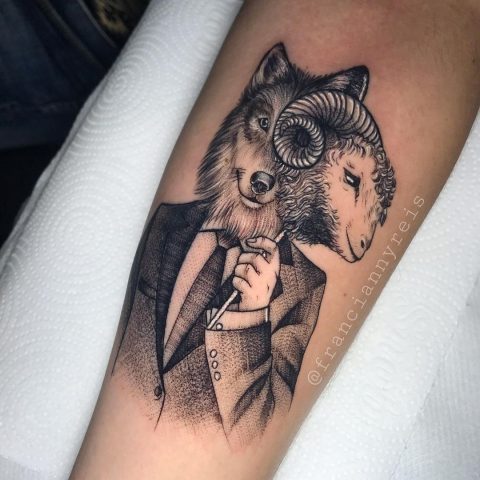 Wolf gibt vor, ein Widder-Tattoo zu sein