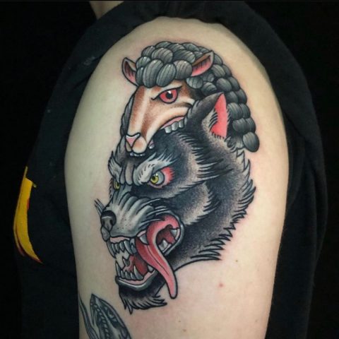 Tattoo „Wolf im Schafspelz“ auf der Schulter