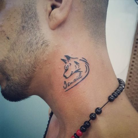 Prosty tatuaż z małym wilkiem na szyi dla mężczyzn