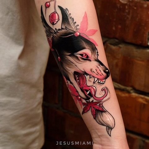 Japanisches Wolf-Tattoo auf der Hand