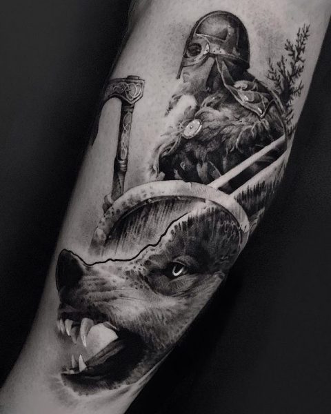 Knurrender Wolf und Krieger Tattoo