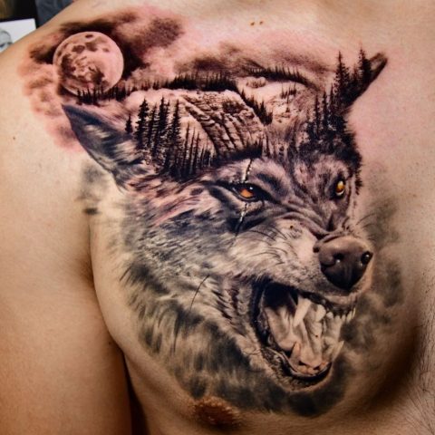 Tatuaż warczącego wilka na klatce piersiowej