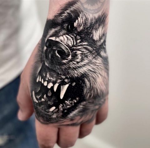 Knurrender Wolf Tattoo am Handgelenk