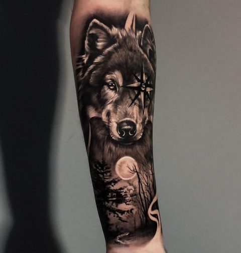 Großer schwarzer Wolf und Kompass-Tattoo