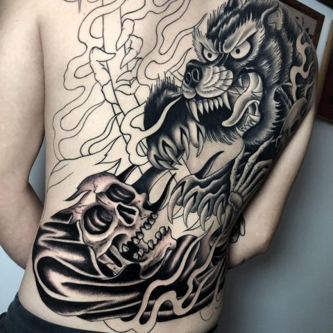 Tatuaż z czaszką japońskiego wilka na plecach