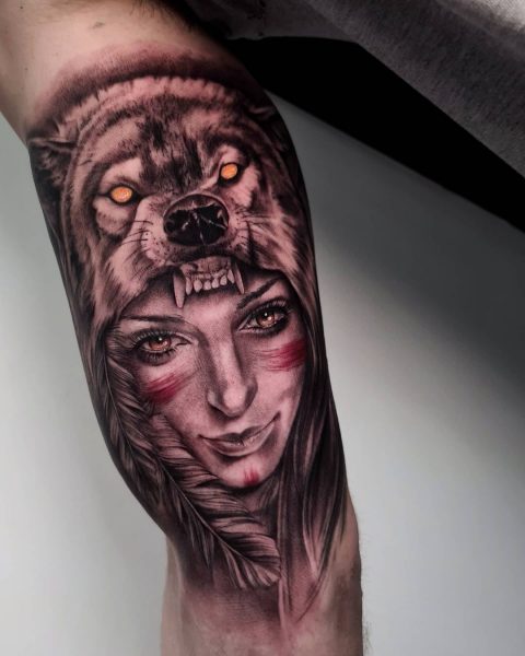 dziewczyna w tatuażu z maską wilka