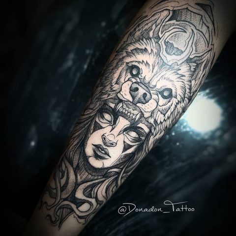Dziewczyna z tatuażem na głowie wilka
