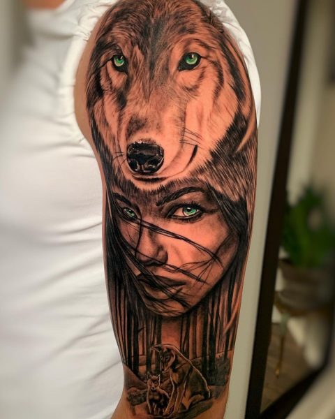 Mädchen mit Wolfskopfschmuck-Tattoo
