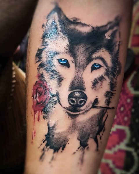Wolf mit einer blutigen Rose im Mund Tattoo