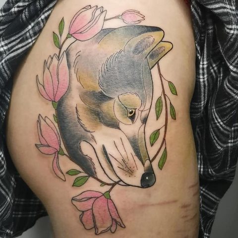 Wilk z kwiatami Tatuaż