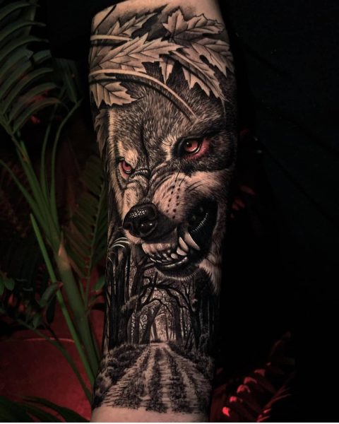 Tatuaż twarzy złośliwego wilka