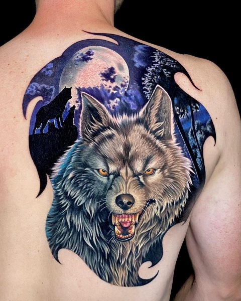 Wściekły wilk z twarzą i tatuażem z księżycem