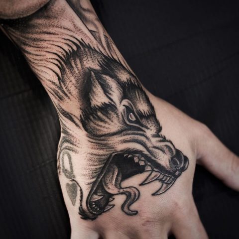 Wütender Wolf Tattoo am Handgelenk