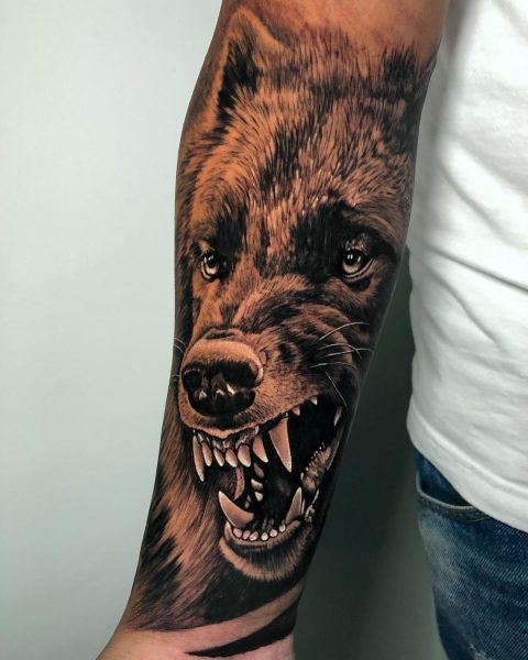 Tatuaż wściekłego wilka
