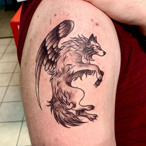 Wilk ze skrzydłami tatuaż