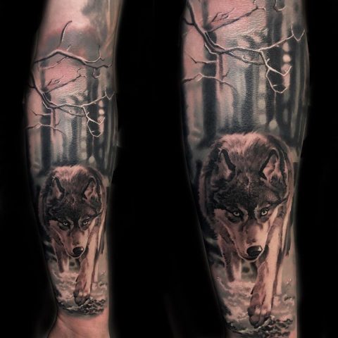 Wilk w lesie tatuaż