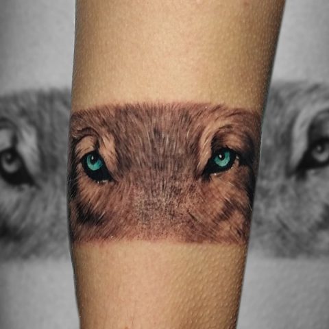Tatuaż z oczami wilka