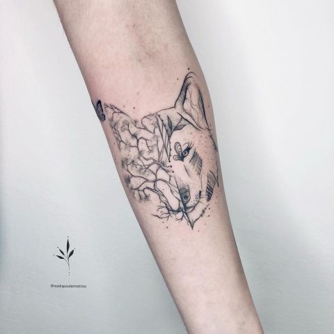 Minimalistyczny zarys tatuażu wilka