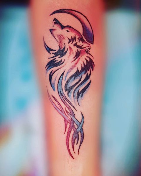 Tatuaż na przedramieniu plemiennego wilka