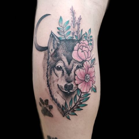Wolf mit Blumen Tattoo