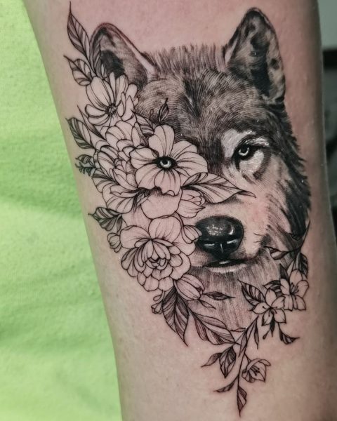 Wolf mit Blumen Tattoo