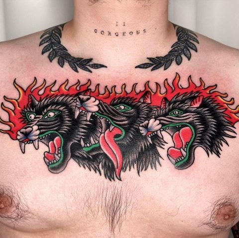 tatuaż na klatce piersiowej z trzema wilkami