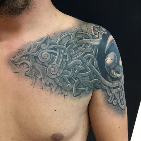 Keltisches Wolf-Tattoo auf der Schulter
