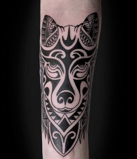 tatuaż polinezyjskiego celtyckiego wilka
