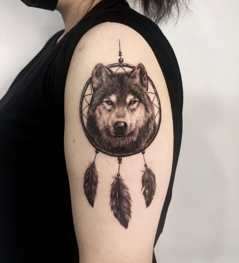 Wolf- und Traumfänger-Tattoo auf der Schulter