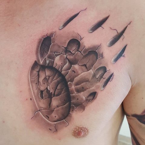 Realistyczny tatuaż łapy wilka na klatce piersiowej