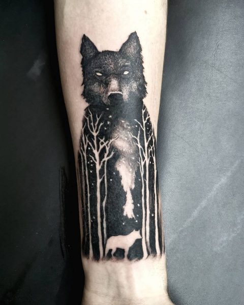 Tatuaż czarno-białego wilka
