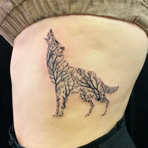 Delikatny tatuaż z wilkiem